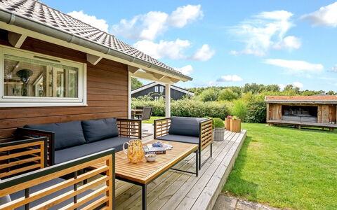 Mieka - 500M from the Sea: Verblijf, Backyard, Werf, Garden Gebouwen, Schuur, Siding, Buitenmeubels, Blokhut, Outdoor Structuur, Keet