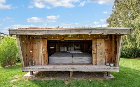 Mieka - 500M from the Sea: Verblijf, Backyard, Werf, Garden Gebouwen, Schuur, Siding, Buitenmeubels, Blokhut, Outdoor Structuur, Keet
