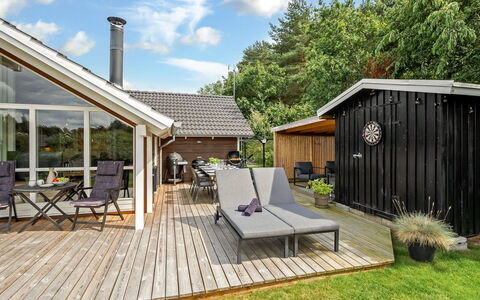 Mieka - 500M from the Sea: Verblijf, Backyard, Werf, Garden Gebouwen, Schuur, Siding, Buitenmeubels, Blokhut, Outdoor Structuur, Keet