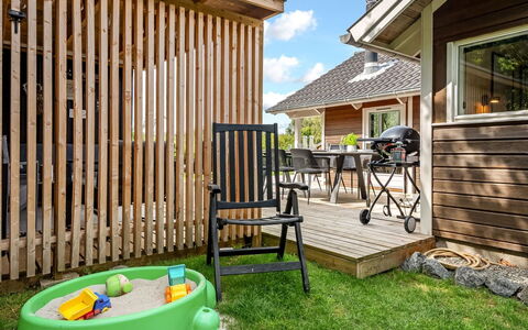 Mieka - 500M from the Sea: Verblijf, Backyard, Werf, Garden Gebouwen, Schuur, Siding, Buitenmeubels, Blokhut, Outdoor Structuur, Keet