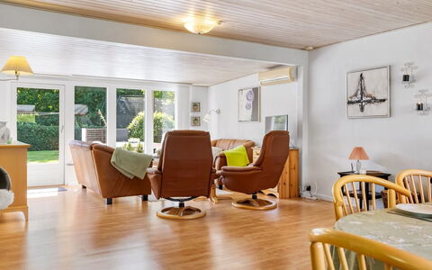Sallie - 500M to the Fjord: Meubilair, Interieur Ontwerp, Flooring, Verdieping, Hout, Plafond, Bankstel, Woonkamer, Houten Vloer, Stoel