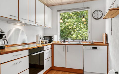 Sallie - 500M to the Fjord: Keuken, Toestel Van De Keuken, Countertop, Hout, Interieur Ontwerp, Flooring, Major Appliance, Cabinetry, Meubilair, Gootsteen