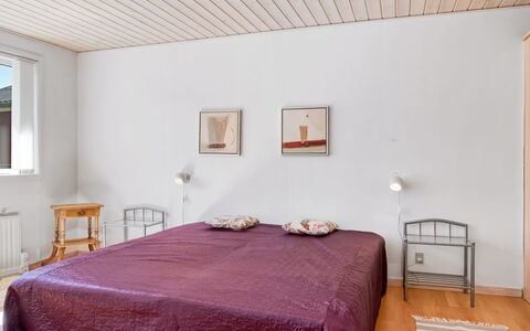 Sallie - 500M to the Fjord: Interieur Ontwerp, Flooring, Verdieping, Bed, Slaapkamer, Meubilair, Hout, Plafond, Houten Vloer, Kamer