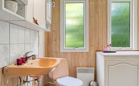 Sallie - 500M to the Fjord: Loodgieterswerkinrichting, Badkamer, Hout, Flooring, Interieur Ontwerp, Wastafel, Verdieping, Wastafel In De Badkamer, Kraan, Loodgieter