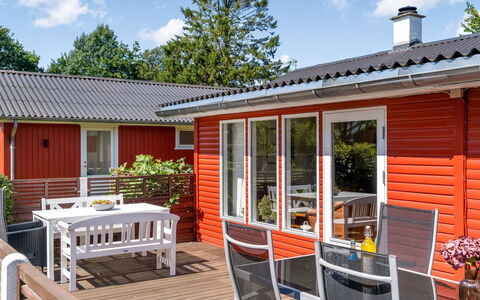 Sallie - 500M to the Fjord: Meubilair, Deur, Buitenmeubels, Stoel, Dek, Beits, Schaduw, Verblijf, Veranda, Hardwood