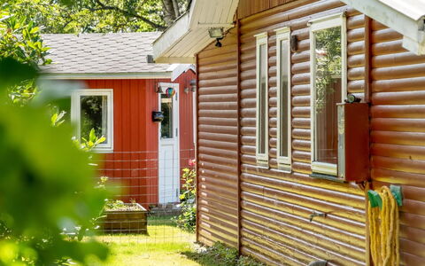 Sallie - 500M to the Fjord: Gebouw, Siding, Hout, Huis, Venster, Huis, Verblijf, Deur, Dak, Struik