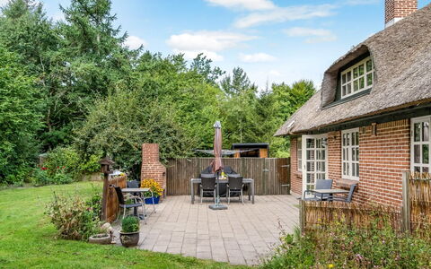 Hilaria - 2.1Km from the Sea: Struik, Verblijf, Dak, Huis, Huis, Tuin, Land Lot, Buitenmeubels, Groundcover