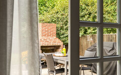 Hilaria - 2.1Km from the Sea: Glas, Bloempot, Stoel, Schaduw, Kamerplant, Venster Behandeling, Beits, Balkon, Hardwood