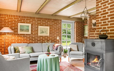 Hilaria - 2.1Km from the Sea: Meubilair, Interieur Ontwerp, Flooring, Hout, Verdieping, Woonkamer, Bankstel, Stoel, Huis, Tafel