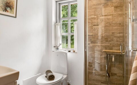 Hilaria - 2.1Km from the Sea: Wc Bril, Badkamer, Toilet, Loodgieterswerkinrichting, Flooring, Verdieping, Interieur Ontwerp, Wastafel, Wastafel In De Badkamer, Kraan