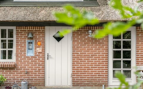 Hilaria - 2.1Km from the Sea: Muur, Gebouw, Steen, Huis, Metselwerk, Facade, Struik, Dak, Deur, Huis