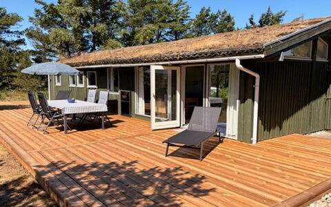 Saila - 1.2Km from the Sea: Hout, Huis, Hardwood, Schaduw, Verblijf, Dek, Veranda, Plank, Beits, Eco Hotel