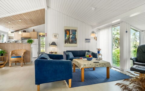Saila - 1.2Km from the Sea: Hout, Meubilair, Interieur Ontwerp, Huis, Plafond, Woonkamer, Bankstel, Verblijf, Stoel