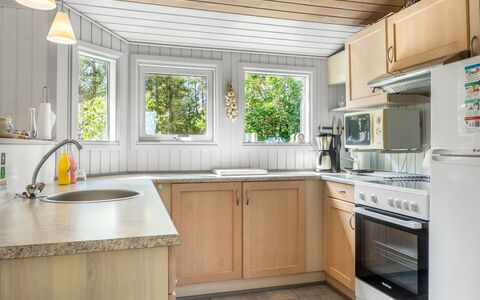 Saila - 1.2Km from the Sea: Keuken, Countertop, Toestel Van De Keuken, Interieur Ontwerp, Flooring, Hout, Major Appliance, Cabinetry, Plafond, Loodgieterswerkinrichting