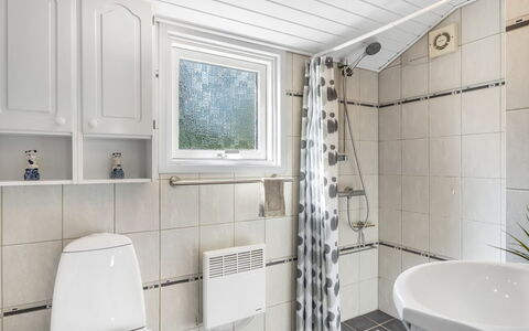 Saila - 1.2Km from the Sea: Flooring, Loodgieterswerkinrichting, Verdieping, Interieur Ontwerp, Badkamer, Plafond, Wastafel, Loodgieter, Kraan, Toilet