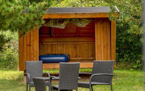 Selvi - 2.2Km from the Sea: Hout, Meubilair, Appartement, Kamer, Plafond, Beits, Stoel, Hardwood, Vernis, Timmerhout