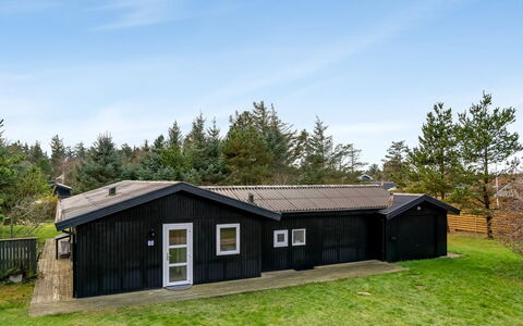 Talvikki - 1.2Km from the Sea: Hout, Huis, Veranda, Dek, Hardwood, Dak, Beits, Houten Vloer, Eco Hotel