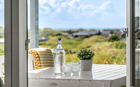 Jannus - 600M from the Sea: Hout, Meubilair, Appartement, Kamer, Plafond, Beits, Stoel, Hardwood, Vernis, Timmerhout