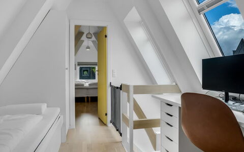 Ernstine: Verblijf, Backyard, Werf, Garden Gebouwen, Schuur, Siding, Buitenmeubels, Blokhut, Outdoor Structuur, Keet