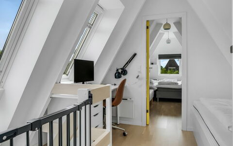 Ernstine: Verblijf, Backyard, Werf, Garden Gebouwen, Schuur, Siding, Buitenmeubels, Blokhut, Outdoor Structuur, Keet