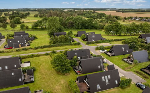 Ernstine: Verblijf, Backyard, Werf, Garden Gebouwen, Schuur, Siding, Buitenmeubels, Blokhut, Outdoor Structuur, Keet