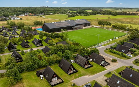 Ernstine: Verblijf, Backyard, Werf, Garden Gebouwen, Schuur, Siding, Buitenmeubels, Blokhut, Outdoor Structuur, Keet