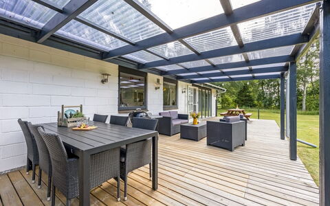 Annetta - 800M from the Sea: Hout, Meubilair, Appartement, Kamer, Plafond, Beits, Stoel, Hardwood, Vernis, Timmerhout