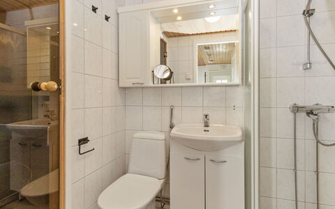 Levin Lumi: Wastafel In De Badkamer, Loodgieterswerkinrichting, Badkamer, Wastafel, Flooring, Interieur Ontwerp, Verdieping, Hout, Toilet, Kraan