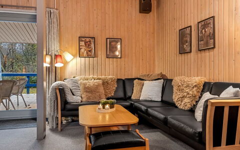 Anne - 30Km from the Sea: Hout, Meubilair, Interieur Ontwerp, Flooring, Verdieping, Woonkamer, Kamer, Plafond, Huis, Bankstel