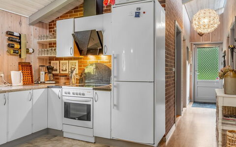 Anne - 30Km from the Sea: Toestel Van De Keuken, Keuken, Major Appliance, Koelkast, Huishoudapparatuur, Interieur Ontwerp, Countertop, Flooring, Hout, Cabinetry