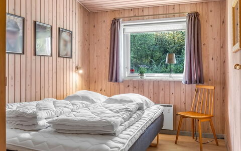 Anne - 30Km from the Sea: Slaapkamer, Bed, Laken, Hout, Bedding, Meubilair, Interieur Ontwerp, Huis, Bed Frame, Plafond