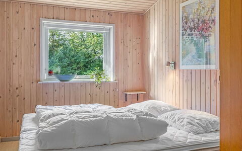 Anne - 30Km from the Sea: Hout, Slaapkamer, Interieur Ontwerp, Meubilair, Plafond, Bed, Flooring, Laken, Bedding, Verdieping