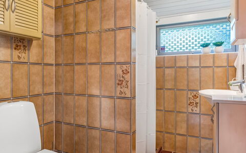 Anne - 30Km from the Sea: Muur, Badkamer, Loodgieterswerkinrichting, Flooring, Verdieping, Interieur Ontwerp, Tegel, Loodgieter, Toilet, Kraan