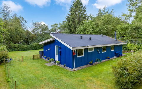 Anne - 30Km from the Sea: Blauw, Verblijf, Dak, Huis, Huis, Boerderij, Gazon, Landgoed, Werf, Tuin
