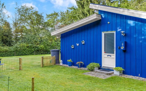 Anne - 30Km from the Sea: Blauw, Verblijf, Schuur, Gazon, Tuin, Garden Gebouwen, Siding, Backyard, Werf, Landscaping