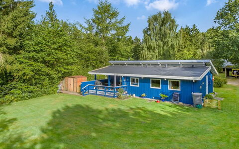 Anne - 30Km from the Sea: Blauw, Verblijf, Huis, Boerderij, Tuin, Schaduw, Garden Gebouwen, Landgoed, Gazon, Werf