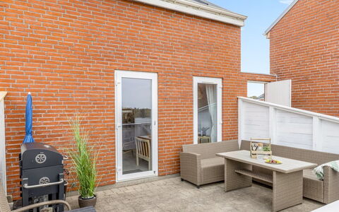 Steffan - 2.3Km from the Sea: Verblijf, Backyard, Werf, Garden Gebouwen, Schuur, Siding, Buitenmeubels, Blokhut, Outdoor Structuur, Keet