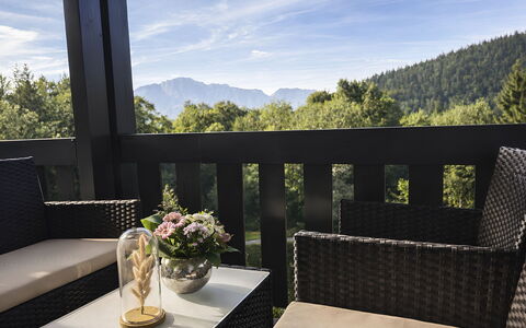 Am Obersalzberg: Meubilair, Stoel, Balkon, Buitentafel, Buitenmeubels, Bergketen, Veranda, Schaduw, Hardwood, Koffietafel