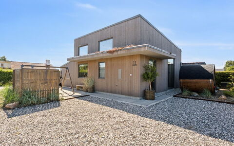 Elvie - 150M from the Sea: Hout, Huis, Veranda, Dek, Hardwood, Dak, Beits, Houten Vloer, Eco Hotel