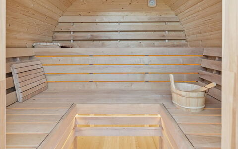 Elvie - 150M from the Sea: Hout, Huis, Veranda, Dek, Hardwood, Dak, Beits, Houten Vloer, Eco Hotel
