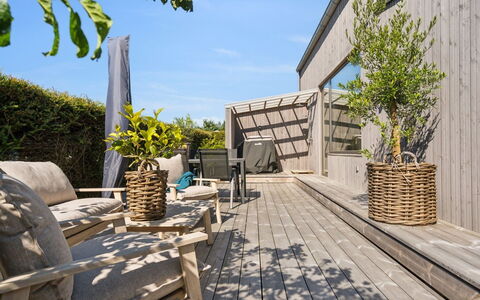 Elvie - 150M from the Sea: Hout, Huis, Veranda, Dek, Hardwood, Dak, Beits, Houten Vloer, Eco Hotel