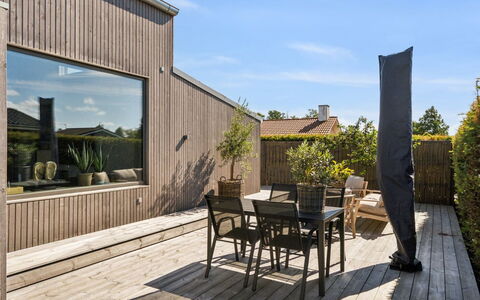 Elvie - 150M from the Sea: Hout, Huis, Veranda, Dek, Hardwood, Dak, Beits, Houten Vloer, Eco Hotel