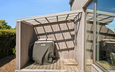 Elvie - 150M from the Sea: Hout, Huis, Veranda, Dek, Hardwood, Dak, Beits, Houten Vloer, Eco Hotel