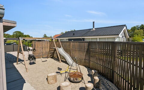 Elvie - 150M from the Sea: Hout, Huis, Veranda, Dek, Hardwood, Dak, Beits, Houten Vloer, Eco Hotel