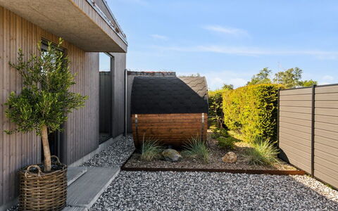 Elvie - 150M from the Sea: Hout, Huis, Veranda, Dek, Hardwood, Dak, Beits, Houten Vloer, Eco Hotel