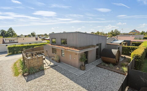Elvie - 150M from the Sea: Hout, Huis, Veranda, Dek, Hardwood, Dak, Beits, Houten Vloer, Eco Hotel