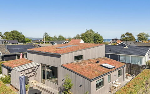Elvie - 150M from the Sea: Hout, Huis, Veranda, Dek, Hardwood, Dak, Beits, Houten Vloer, Eco Hotel