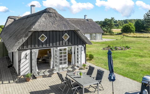 Ronja - 1.3Km from the Sea: Hout, Meubilair, Appartement, Kamer, Plafond, Beits, Stoel, Hardwood, Vernis, Timmerhout