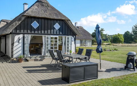 Ronja - 1.3Km from the Sea: Hout, Meubilair, Appartement, Kamer, Plafond, Beits, Stoel, Hardwood, Vernis, Timmerhout