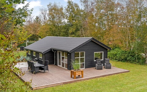 Silvia - from the Sea: Dak, Huis, Deur, Verblijf, Schaduw, Siding, Werf, Landgoed, Backyard